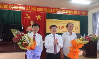 Tân Phó Chủ tịch UBND thành phố Sầm Sơn Bùi Quốc Đạt (bên trái).