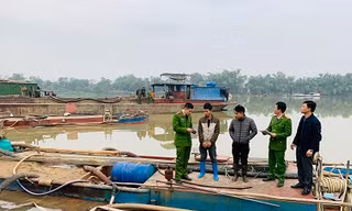 Nổ súng chỉ thiên để bắt giữ 2 tàu khai thác cát trái phép 