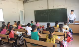 Lớp học tạm của Trường tiểu học Trung Sơn