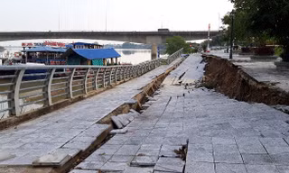 Sạt lở đê sông Mã
