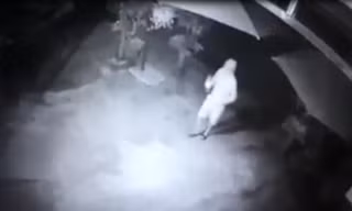 Tưới xăng vào cửa cuốn nhà dân rồi châm lửa đốt
