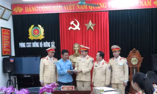 CSGT Thanh Hóa trao trả 30 triệu đồng cho người dân