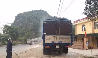 Cán bộ Trạm kiểm dịch động vật Dốc Xây - Thanh Hóa làm nhiệm vụ