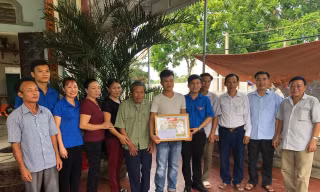 Khen thưởng đoàn viên cứu người khỏi đuối nước