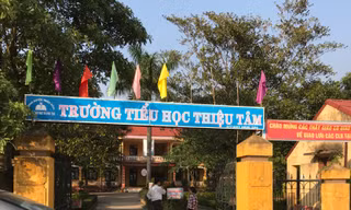Giáo viên bất ngờ nhận quyết định chuyển đi trường khác