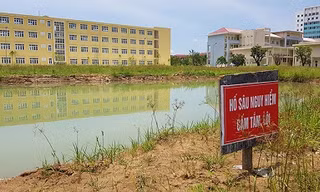 Hai bé trai gặp nạn khi tắm trong hố nước trường đại học 