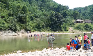Học sinh vất vả bè mảng qua sông Ken