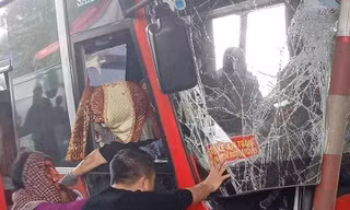 Xe khách đâm nát ca-bin trạm thu phí, 5 người bị thương