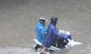 Làm gì khi xe máy của bạn vừa lội nước?