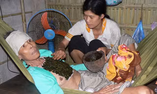 Quên hạnh phúc riêng để nuôi mẹ