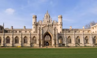 Sinh viên trường Cambridge sắp được ăn tôm hùm