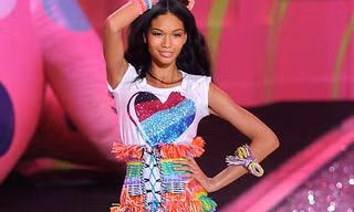 Siêu mẫu Chanel Iman bị ép tăng 8kg để diễn nội y