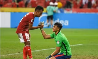 Trận bán kết "điên rồ" ở AFF Cup: Xem tiền đạo Singapore làm thủ môn, bắt bóng vẫn “chất”