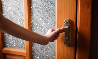 Cô gái sốc nặng khi phát hiện có người sống trong nhà mình nhiều ngày mà không hề biết
