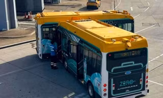 Hai xe bus tự lái đâm vào nhau ở sân bay Hong Kong, dịch vụ bus tự lái tạm dừng