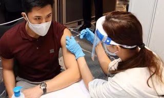 Tiêm 2 mũi vắc-xin Moderna rồi còn thêm 2 mũi Pfizer, một người Singapore bị chỉ trích