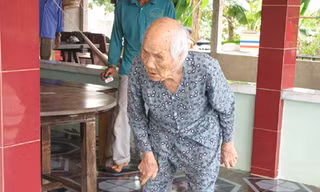 Mẹ Viết vẫn tự đi lại được