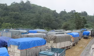 Tranh giành bốc xếp, tắc cửa khẩu
