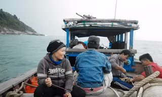 Những người đàn bà đạp sóng vươn khơi