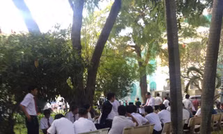 7h sáng nay hàng trăm tài xế VinaSun đã có mặt tại sân tòa án. Ảnh: Tân Châu