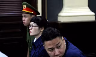 Huyền Như và Võ Anh Tuấn tại phiên tòa. Ảnh: Tân Châu 