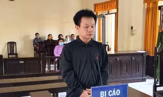 Lĩnh 5 năm tù vì mua tiền giả trên mạng để tặng bạn bè