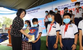 Phó Chủ tịch nước trao học bổng, tặng quà cho học sinh khó khăn ở Tiền Giang