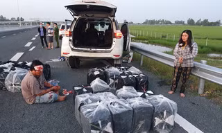 Bắt giữ cặp vợ chồng chở thuốc lá lậu, tông vào xe cảnh sát trên cao tốc 