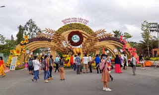 Người dân mang khẩu trang, xếp hàng chụp ảnh ở đường hoa xuân Cần Thơ 