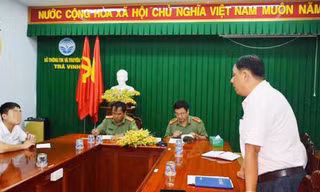 T. (bìa trái) làm việc với cơ quan chức năng