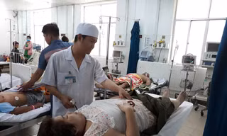 Người phụ nữ ôm con nhảy sông thoát đám cháy ở chợ nổi Cái Răng