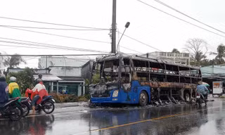 Giám định mẫu dầu còn sót trong chiếc xe khách cháy rụi ở Sóc Trăng