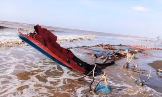 Biên phòng Sóc Trăng cứu 3 thuyền viên người Indonesia trôi dạt trên biển 