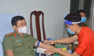 Giám đốc công an tỉnh Sóc Trăng cùng các cán bộ, chiến sĩ hiến máu tình nguyện