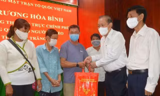 Phó Thủ tướng Trương Hòa Bình tặng quà Tết ở Sóc Trăng