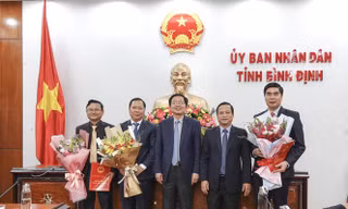 Bí thư Tỉnh ủy Bình Định Hồ Quốc Dũng (ở giữa) tặng hoa tân chủ tịch và các phó chủ tịch.