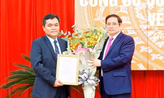 Ông Phạm Minh Chính trao quyết định của Bộ Chính trị cho ông Hồ Văn Niên.