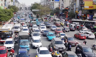 Cuối tuần, nhiều tuyến đường tại Hà Nội ùn tắc kéo dài