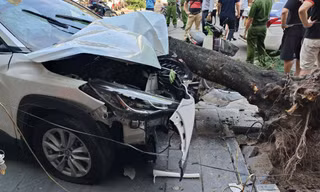 Vụ ô tô tông liên hoàn nhiều xe máy trên phố Trần Đại Nghĩa (Hà Nội): Một nữ nạn nhân 60 tuổi tử vong