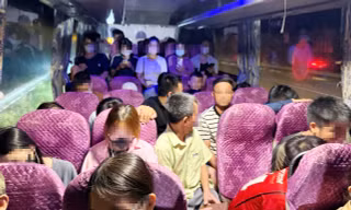 Xe khách 28 chỗ cõng tới 40 người, tài xế đổ lỗi vì 'bà con tha thiết muốn được về nhà'