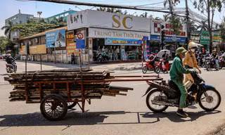 Hà Nội: Xử lý loạt tài xế xe máy tự chế 'rơ moóc' kéo hàng cồng kềnh