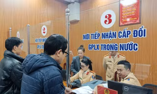 Ngày đầu CSGT Hà Nội cấp, đổi giấy phép lái xe