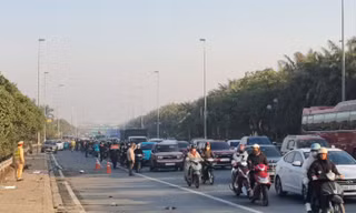 Hà Nội: Xe tải va chạm xe máy, 3 người tử vong