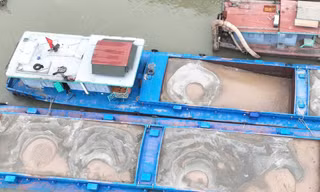 CSGT Hà Nội phát hiện loạt tàu chở cát không rõ nguồn gốc trên sông Hồng