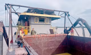 Cảnh sát giao thông vạch trần thủ đoạn hút trộm cát tinh vi trên sông Hồng