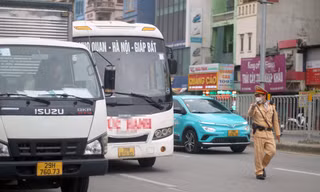 CSGT Hà Nội ra quân xử lý xe khách dừng đỗ tại cửa ngõ và tuyến vành đai 
