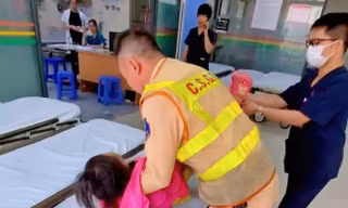 CSGT Hà Nội giúp đỡ gia đình gặp nạn khi đi xe máy từ Đồng Nai ra Hà Nội du lịch