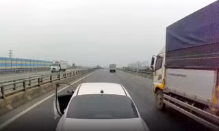 Tài xế ô tô con chèn ép, tạt đầu xe khách trên cao tốc Nội Bài - Lào Cai