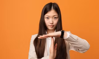 Chia tay rồi còn nhắn tin làm gì? Và hàng loạt cách hành xử khác sao cho hợp thời