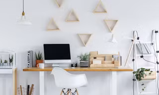 Vài chiêu đơn giản mà hữu dụng hô biến góc làm việc của bạn đẹp như trên Pinterest